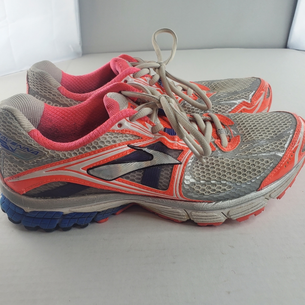 Womens Brooks running shoes Ravenna 5 sz 9.5